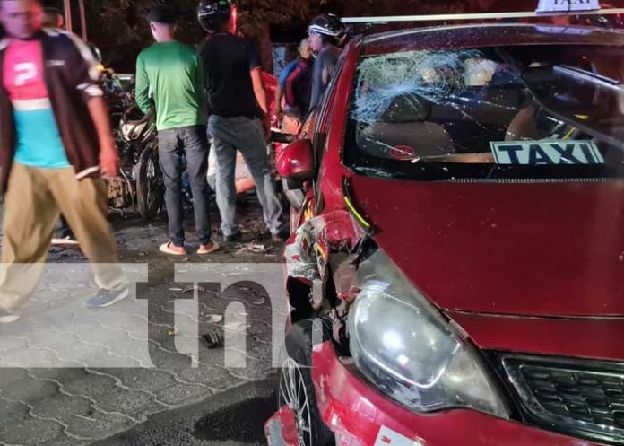 Motociclista delicado tras ser embestido por taxista en Managua