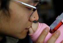 “Locurita”: Crean artefacto para poder dar besos a distancia “Locurita”: Crean artefacto para poder dar besos a distancia
