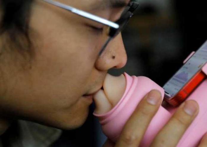 “Locurita”: Crean artefacto para poder dar besos a distancia