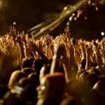¡VIDEO! Cantante se arrojó al público y ninguno lo atrapó ¡VIDEO! Cantante se arrojó al público y ninguno lo atrapó