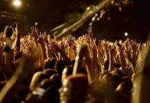 ¡VIDEO! Cantante se arrojó al público y ninguno lo atrapó