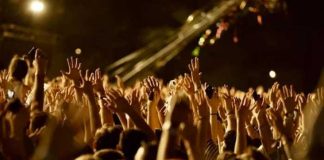 ¡VIDEO! Cantante se arrojó al público y ninguno lo atrapó