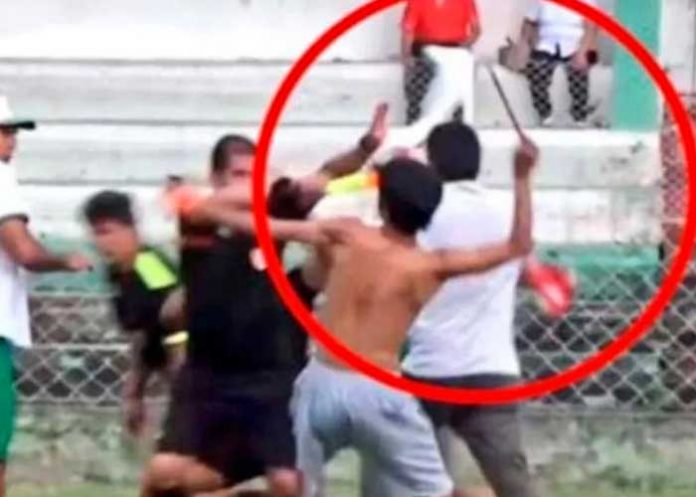Perú: Aficionado casi machetea a árbitro porque perdió su equipo