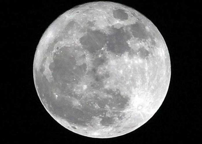 Científicos encuentran nuevo depósito de agua en la Luna