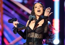 Le pegan "cacho" a Becky G y ella se quita el anillo de compromiso