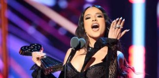 Le pegan "cacho" a Becky G y ella se quita el anillo de compromiso