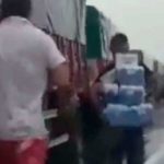 ¡No aguantan nada! Camión de cervezas se vuelca y la gente lo saquea en Argentina ¡No aguantan nada! Camión de cervezas se vuelca y la gente lo saquea en Argentina