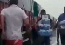 ¡No aguantan nada! Camión de cervezas se vuelca y la gente lo saquea en Argentina ¡No aguantan nada! Camión de cervezas se vuelca y la gente lo saquea en Argentina
