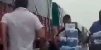 ¡No aguantan nada! Camión de cervezas se vuelca y la gente lo saquea en Argentina