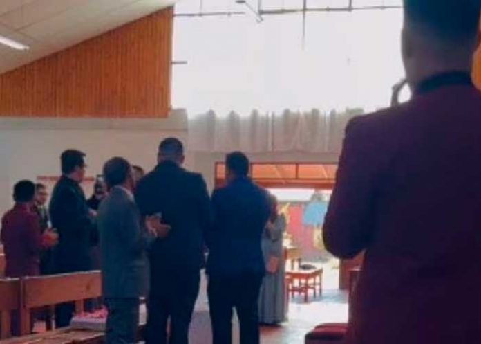 Novios entran a su boda con 