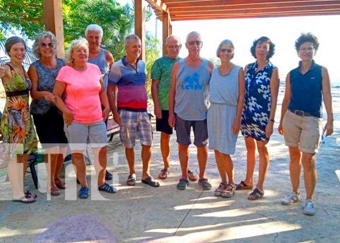 Turistas extranjeros visitan Granada en su camino a Alaska