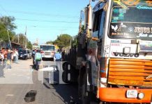 Conductora de moto fallece al ser arrollada por camión en Managua Conductora de moto fallece al ser arrollada por camión en Managua