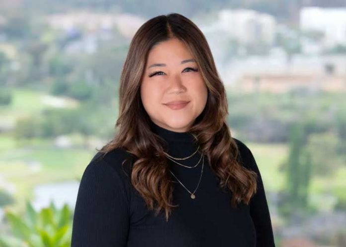 Arrestan a maestra por abuso sexual en California