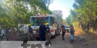 Rescatan con vida a mujer que se precipitó a sumidero en Mateare