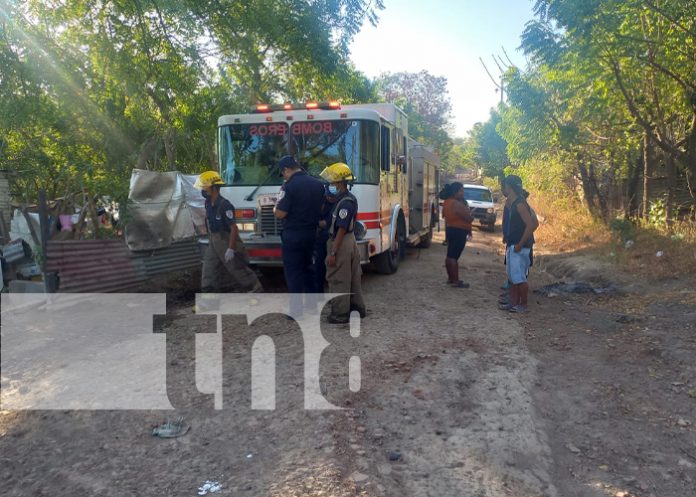 Rescatan con vida a mujer que se precipitó a sumidero en Mateare