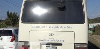 Motociclista se salva de morir al impactar contra un microbús en Managua