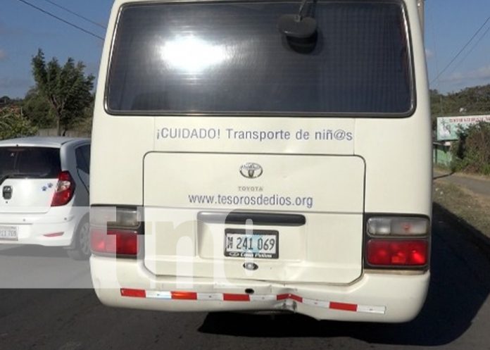 2 Motociclista se salva de morir al impactar contra un microbús en Managua