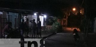 Motorizados encañonan, golpean y despojan de celular a un adolescente en Granada