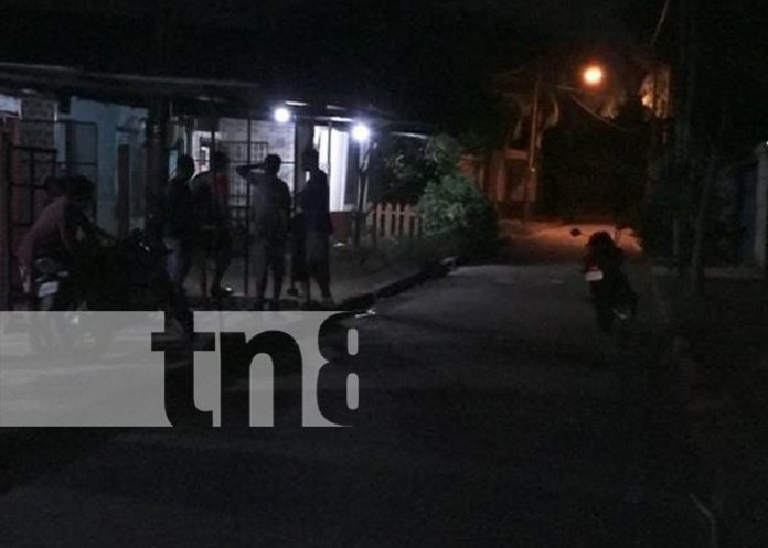 Motorizados encañonan, golpean y despojan de celular a un adolescente en Granada