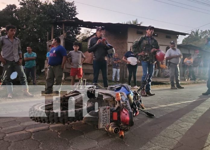Daños materiales en un accidente entre motos en Jalapa