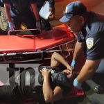 Foto: Conductora le invade carril a motociclista y este termina fracturado, en Managua / TN8