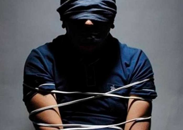 ¡Por coscolino! Hombre conoce a una mujer por una app y acaba secuestrado