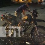 ¡Tremendo susto! Arde una motocicleta en plena marcha en Juigalpa, Chontales Arde una motocicleta en plena marcha en Juigalpa, Chontales