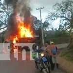 Colisión entre camión y moto provoca que se incendien en carretera Matagalpa a Waslala