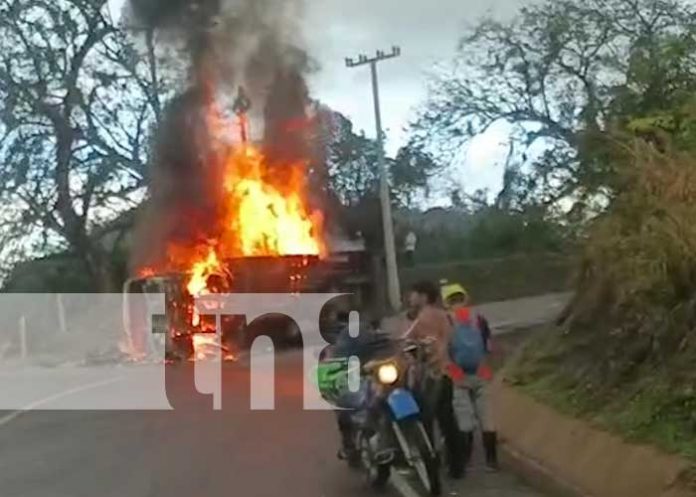 2 Colisión entre camión y moto provoca que se incendien en carretera Matagalpa a Waslala