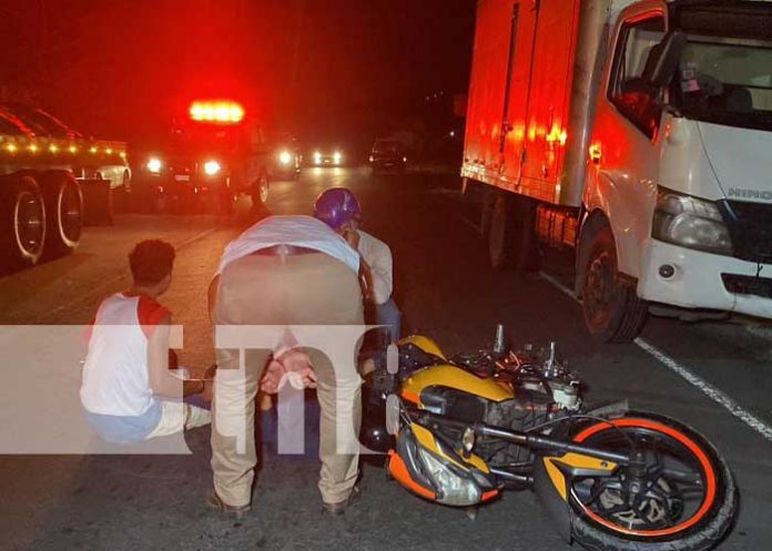 2 Foto: Motociclistas lesionados al ser impactados por un camión en el sector El Salto, Juigalpa / TN8