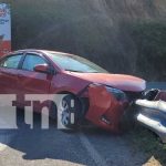 Vehículo sufre daños materiales al impactar contra valla metálica en Mozonte