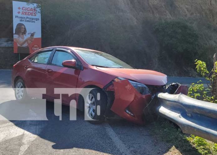 Vehículo sufre daños materiales al impactar contra valla metálica en Mozonte