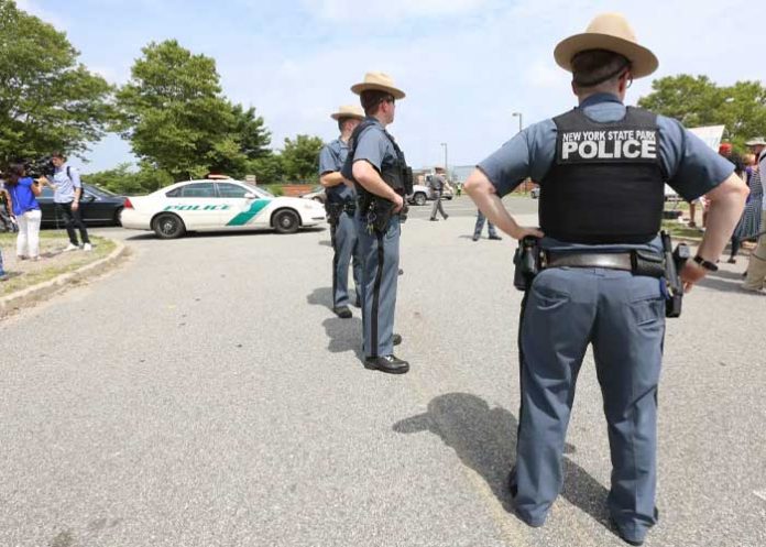 2 Mata a cuchilladas a su primo en una tienda en Nueva York
