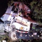 Rastra cargada de gaseosas se vuelca al lado de carretera en Chontales Rastra cargada de gaseosas se vuelca a lado de carretera en Chontales