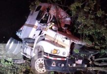 Rastra cargada de gaseosas se vuelca al lado de carretera en Chontales Rastra cargada de gaseosas se vuelca a lado de carretera en Chontales
