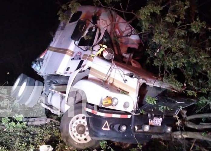 Rastra cargada de gaseosas se vuelca a lado de carretera en Chontales