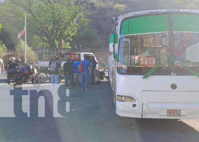 Motociclista termina con lesiones graves y debajo de un bus en Managua
