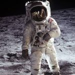 NASA presenta nuevo traje espacial para viajar a la Luna NASA presenta nuevo traje espacial para viajar a la Luna