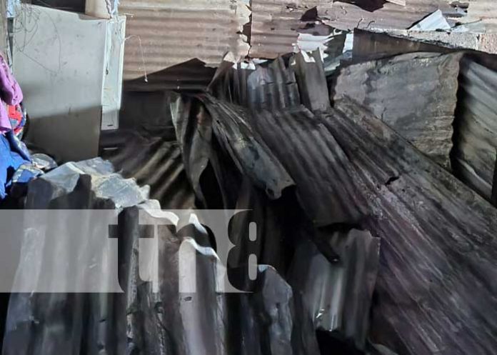 Foto: Incendio consume el cuarto de una vivienda en el barrio 31 de Diciembre, en Managua / TN8