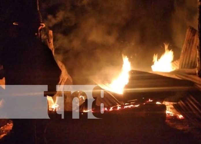 Foto: Cortocircuito deja a una familia sin casa en Nandaime / TN8