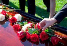 Viejito organiza su propio funeral para cómo reacciona la gente (Video) Viejito organiza su propio funeral para cómo reacciona la gente (Video)
