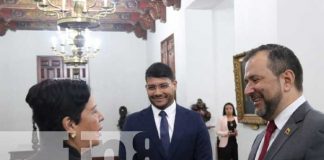 Embajadora de Nicaragua entrega Copias de Estilo al Canciller de Venezuela, Yvan Gil