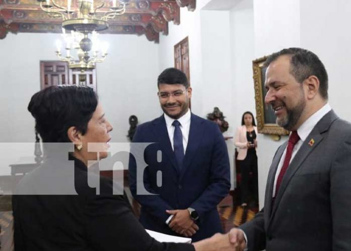3 Embajadora de Nicaragua entrega Copias de Estilo al Canciller de Venezuela, Yvan Gil