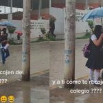 «Amor sin límites» Padre carga a su hija en una corriente para que no se ensucie Padre carga a su hija para que su uniforme no se ensucie