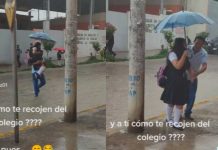 «Amor sin límites» Padre carga a su hija en una corriente para que no se ensucie Padre carga a su hija para que su uniforme no se ensucie