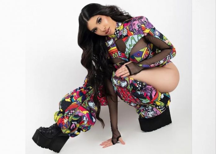 6 Yeri Mua celebra seguidores con espectacular look