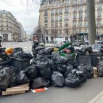 Basura inunda calles de París por huelga de recolectores