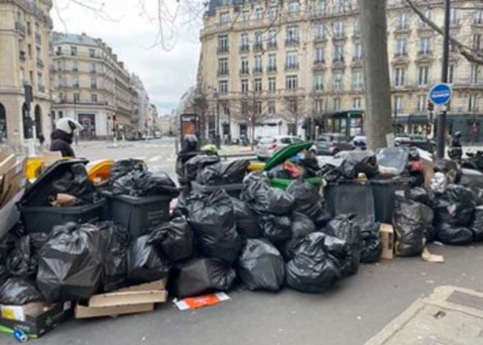 Basura inunda calles de París por huelga de recolectores