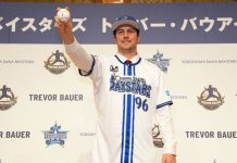 Bauer se pone la camiseta con el Yokohama DeNA BayStars yokohama, japón, trevor, bauer,