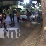 Motocicleta impacta fuertemente contra un árbol en Managua